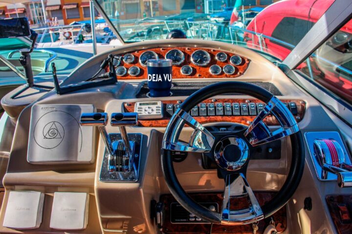 MAXUM 38′ DEJAVU YACHT CHARTERS - Image 4